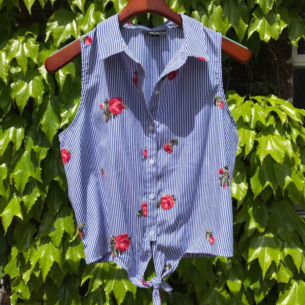 Sleeveless top with collar